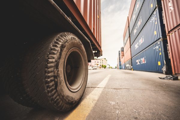 importar llantas en Colombia