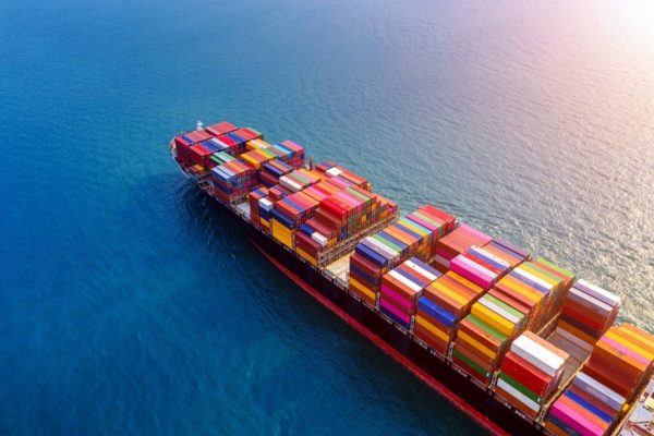 Barco importando llantas de Asia